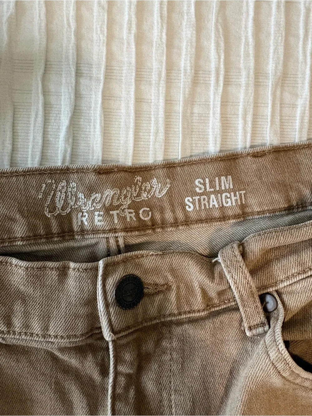 Men’s Wrangler Retro Slim Straight Khaki Jeans.